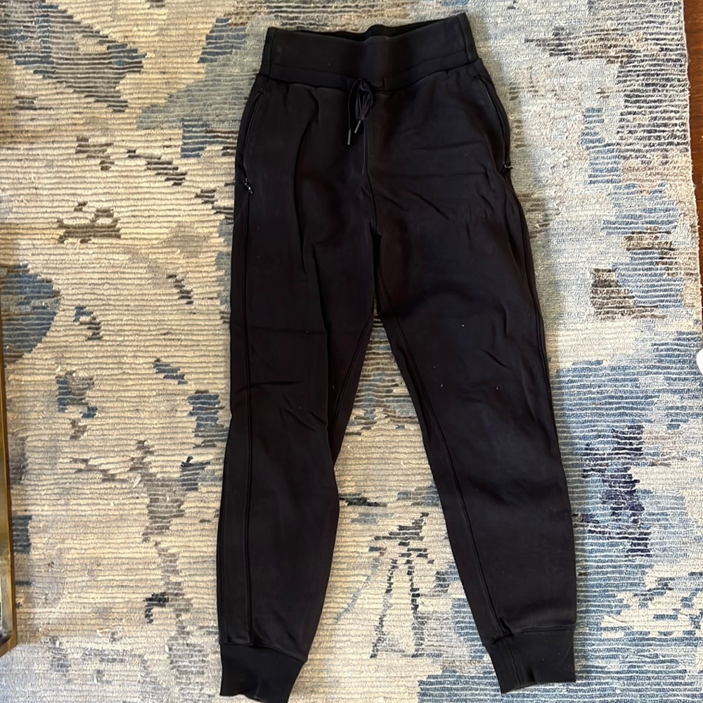 Lululemon joggers in black